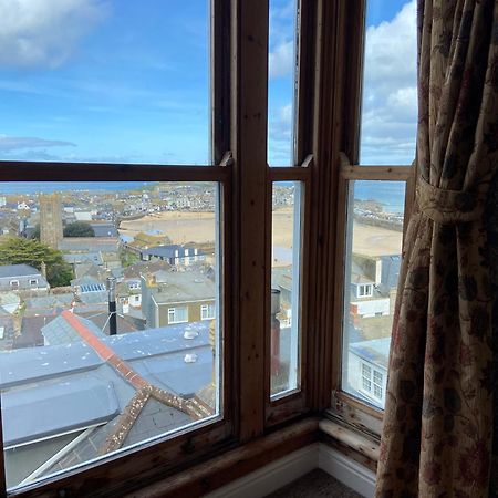 Huer'S Watch A Beautifully Presented Private Apartment With Far Reaching Views Over St Ives Harbour And Bay And Free Onsite Parking For Larger Groups Book Along With Our Connecting Two Sister Apartments Ngoại thất bức ảnh
