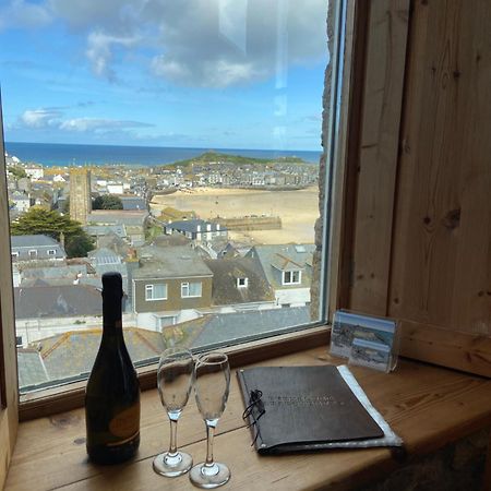 Huer'S Watch A Beautifully Presented Private Apartment With Far Reaching Views Over St Ives Harbour And Bay And Free Onsite Parking For Larger Groups Book Along With Our Connecting Two Sister Apartments Ngoại thất bức ảnh