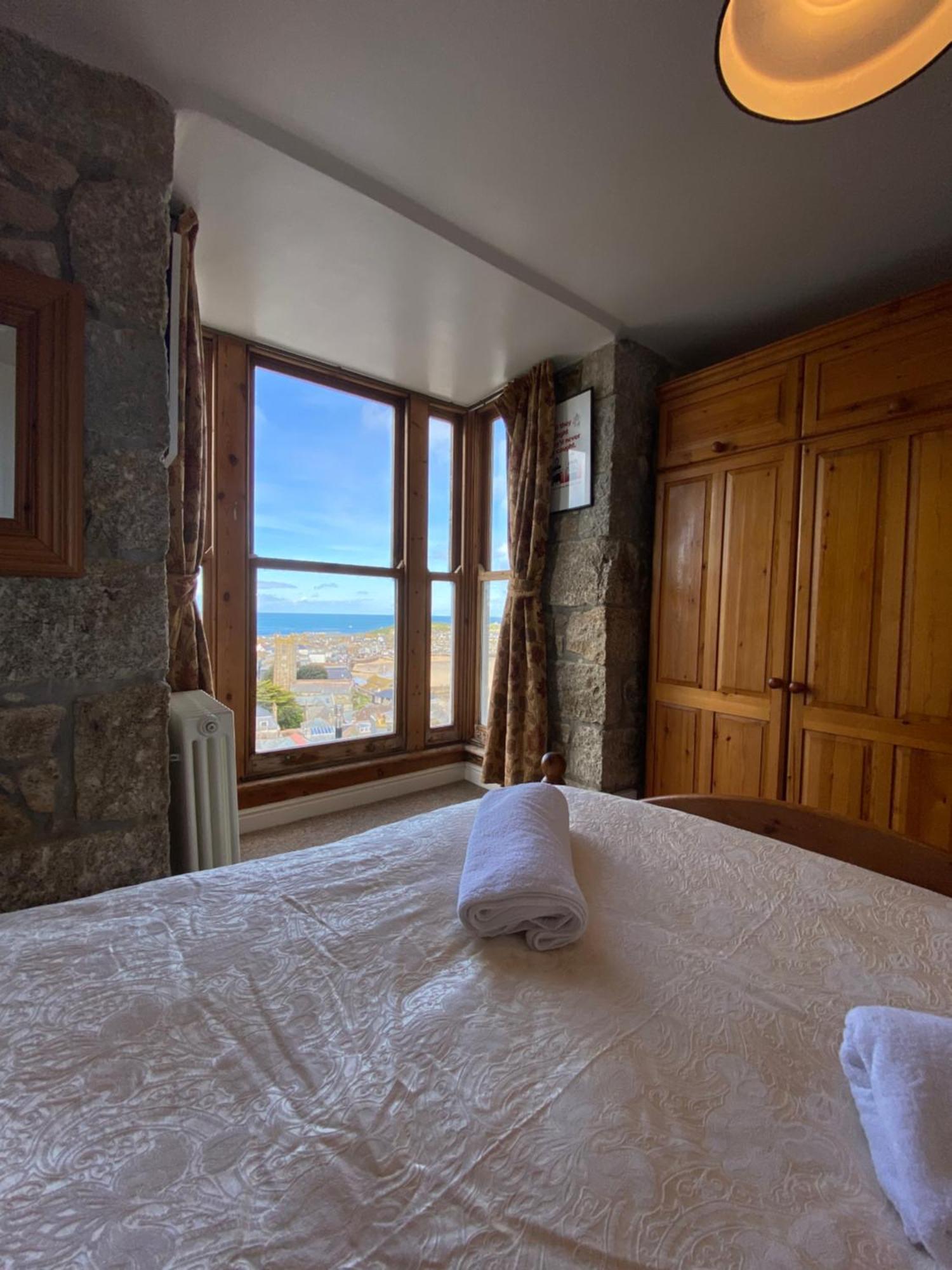 Huer'S Watch A Beautifully Presented Private Apartment With Far Reaching Views Over St Ives Harbour And Bay And Free Onsite Parking For Larger Groups Book Along With Our Connecting Two Sister Apartments Ngoại thất bức ảnh