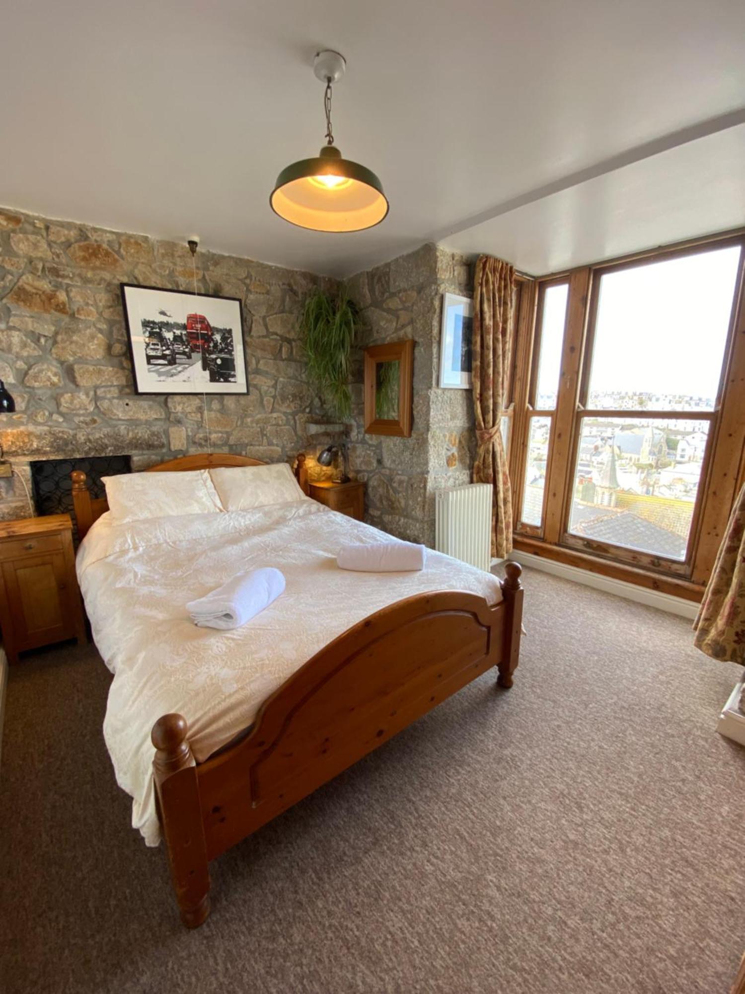 Huer'S Watch A Beautifully Presented Private Apartment With Far Reaching Views Over St Ives Harbour And Bay And Free Onsite Parking For Larger Groups Book Along With Our Connecting Two Sister Apartments Ngoại thất bức ảnh