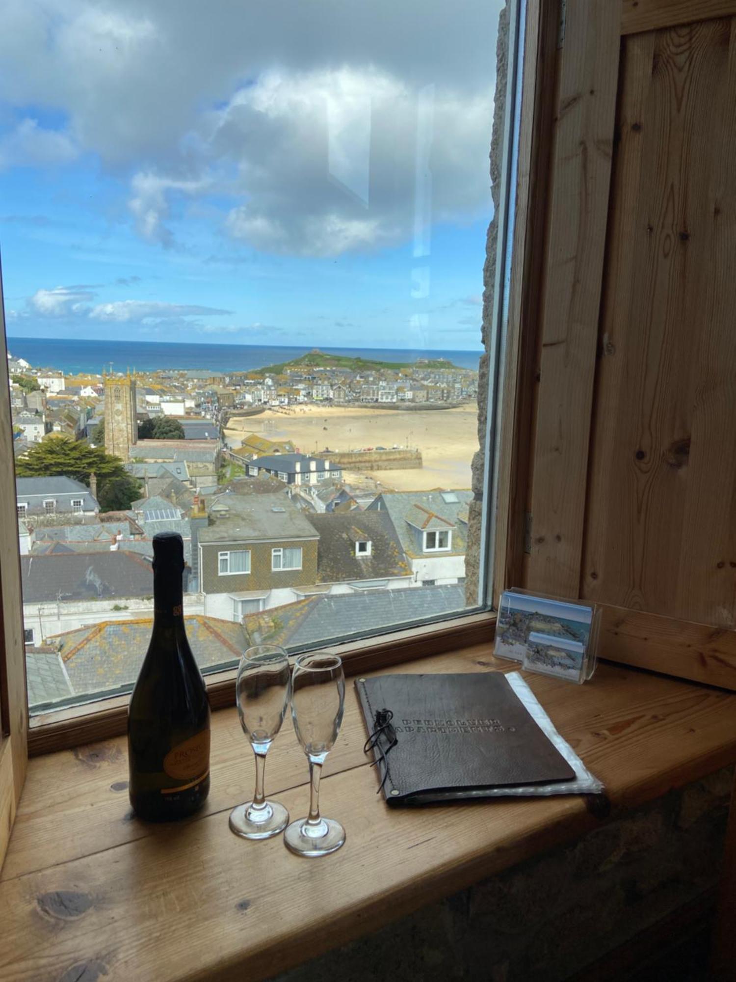 Huer'S Watch A Beautifully Presented Private Apartment With Far Reaching Views Over St Ives Harbour And Bay And Free Onsite Parking For Larger Groups Book Along With Our Connecting Two Sister Apartments Ngoại thất bức ảnh